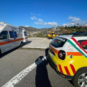 Ventimiglia: auto precipita sul tetto di un'abitazione a Roverino, mobilitazione di soccorsi