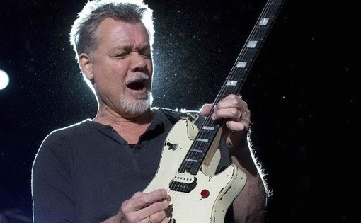 È morto Eddie van Halen, nel 1982 suonò “Pretty Woman” al Festival di Sanremo (Video) È morto Eddie van Halen, nel 1982 suonò “Pretty Woman” al Festival di Sanremo (Video)