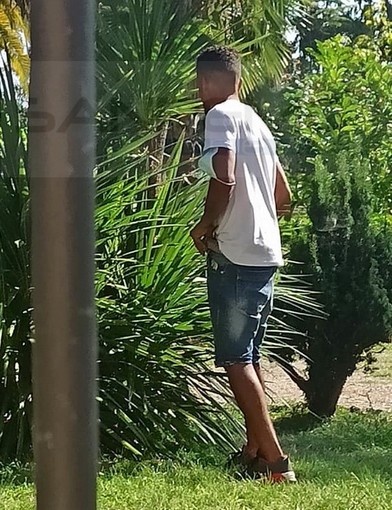 Ventimiglia: fa la pipì ai giardini 'Tommaso Reggio' dove bivacca insieme ad altri, servono più controlli (Foto)