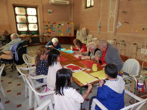 Bordighera: il progetto “Educazione Intergenerazionale” della scuola “Villa Felomena” celebra i 10 anni di vita con una mostra nella città alta (Foto)