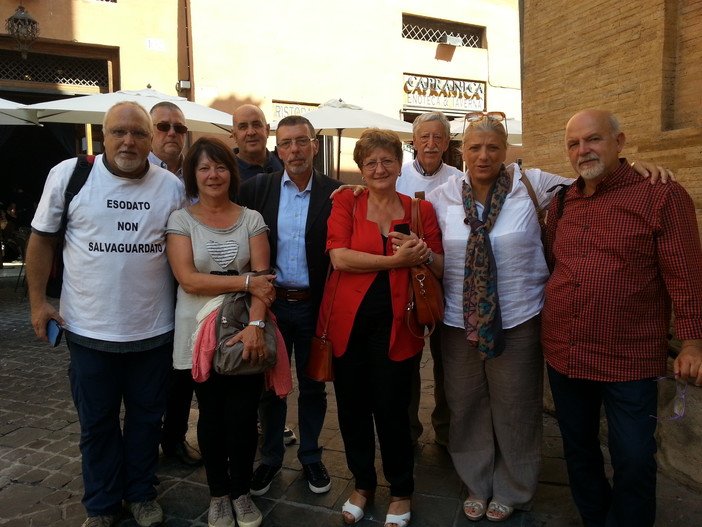 Roma: in piazza Montecitorio una delegazione del gruppo degli esodati della Liguria Roma: in piazza Montecitorio una delegazione del gruppo degli esodati della Liguria
