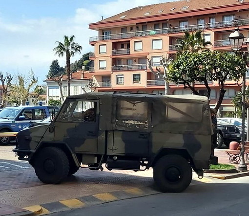 Ventimiglia: anche l'esercito in città per aiutare le forze dell'ordine, militari alle frontiere ed alla stazione ferroviaria (Foto) Ventimiglia: anche l'esercito in città per aiutare le forze dell'ordine, militari alle frontiere ed alla stazione ferroviaria (Foto)
