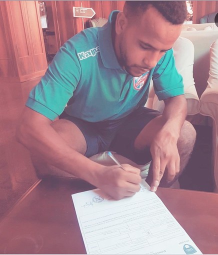 Mostafà El Khayari alla firma con il SFF Atletico