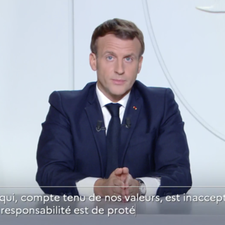 Macron e la strategia dei piccoli passi: occorre evitare la terza ondata. Riaprono i negozi e partono a fine anno le vaccinazioni (Video)