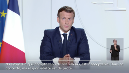 Macron e la strategia dei piccoli passi: occorre evitare la terza ondata. Riaprono i negozi e partono a fine anno le vaccinazioni (Video)