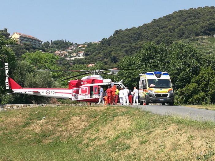 Isolabona: si ustiona per un ritorno di fiamma mentre brucia delle sterpaglie, trasportato in elicottero a Pisa (Foto e Video)