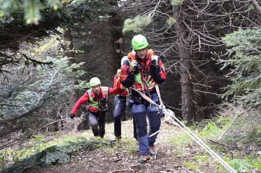 Rocchetta Nervina: intervento del Soccorso Alpino e dei Vigili del Fuoco per il recupero di un cacciatore caduto nei boschi