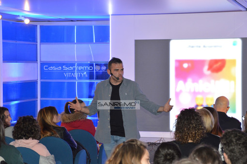 Festival 2019: lo youtuber Edoardo Mecca e la Polizia di Stato uniti contro il cyberbullismo (Foto e Video) Festival 2019: lo youtuber Edoardo Mecca e la Polizia di Stato uniti contro il cyberbullismo (Foto e Video)