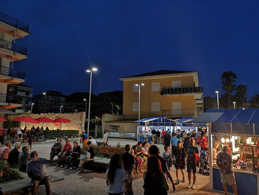 San Bartolomeo al Mare: 'Estate Diffusa', irrompe l'energia di Paolo Bianco (Mister Karaoke). A turno nell'acquario per cantare in sicurezza San Bartolomeo al Mare: 'Estate Diffusa', irrompe l'energia di Paolo Bianco (Mister Karaoke). A turno nell'acquario per cantare in sicurezza