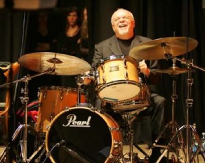 Ventimiglia, il batterista Ellade Bandini si esibisce al Teatro Comunale Ventimiglia, il batterista Ellade Bandini si esibisce al Teatro Comunale
