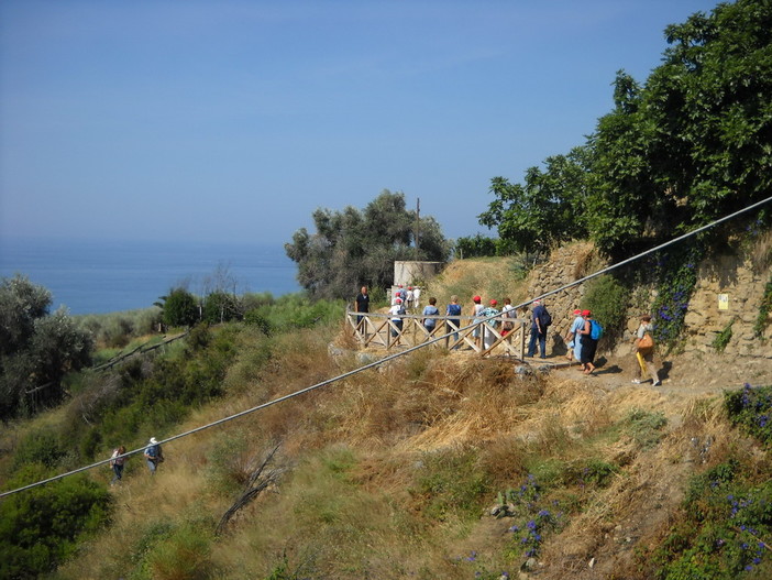 Ventimiglia: smottamenti di terreno e cedimento della strada, chiusa al passaggio pedonale sulla via Julia Augusta Ventimiglia: smottamenti di terreno e cedimento della strada, chiusa al passaggio pedonale sulla via Julia Augusta
