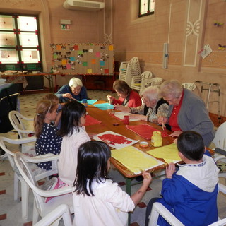 Bordighera: il progetto “Educazione Intergenerazionale” della scuola “Villa Felomena” celebra i 10 anni di vita con una mostra nella città alta (Foto)