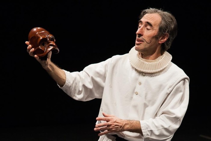 Arlecchino arriva al Teatro del Mare di Imperia: Il grande attore domani sera alle 21 sarà al Museo Navale