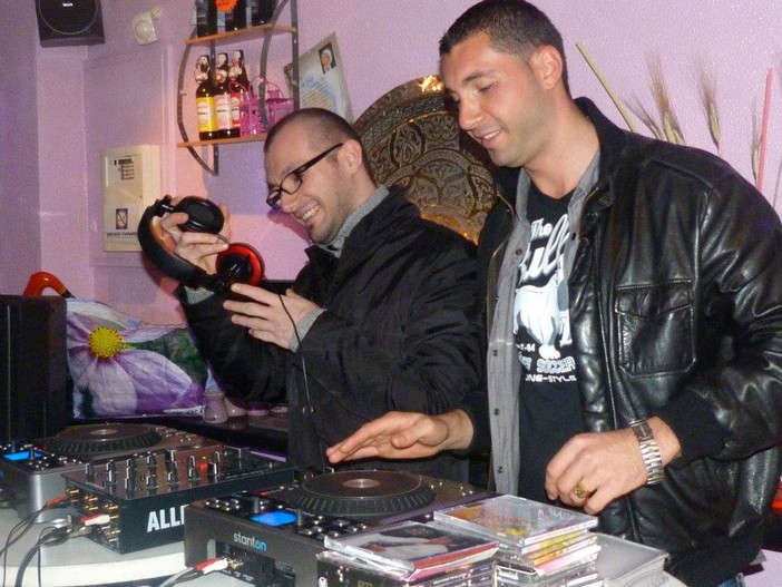 Apericena con musica "Deep-Lounge" con il duo "Enotrack" al “Cafè Alex 76” di Sanremo di fronte al Casinò Apericena con musica "Deep-Lounge" con il duo "Enotrack" al “Cafè Alex 76” di Sanremo di fronte al Casinò