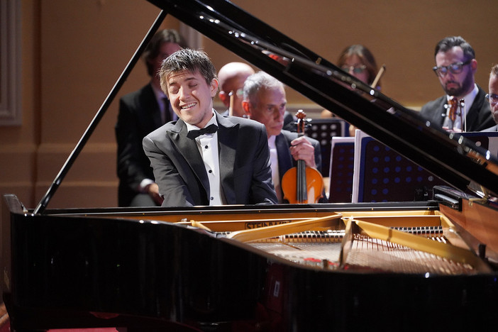 Sanremo, Estefan Vergara Iatcekiw, talento internazionale e vincitore di RPM Sanremo 2025, oggi protagonista con l’Orchestra Sinfonica