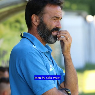 Nella foto mister Eupremio Carruezzo: il tecnico dell'Argentina Arma chiede conferme ai suoi ragazzi contro il Taggia