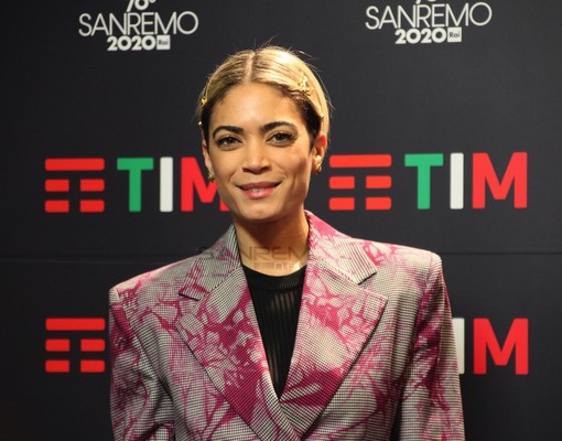 La "ragazza di periferia" Elodie a Sanremo con il pianista siriano che suonava in mezzo alle macerie La "ragazza di periferia" Elodie a Sanremo con il pianista siriano che suonava in mezzo alle macerie