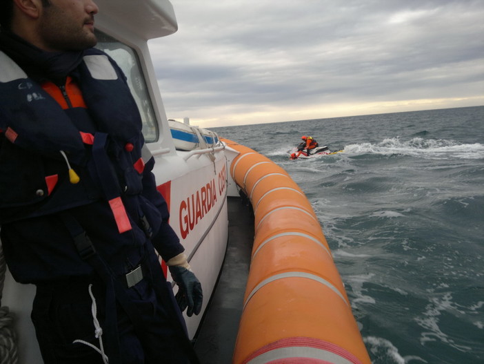 Diano Marina: tonno di circa 10 kg tra i bagnanti di uno stabilimento