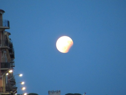 Eclissi lunare a Nizza: Rauba Capeu in un’atmosfera romantica, col mare liscio che riflette i raggi