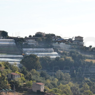 Sanremo: elicottero a bassa quota sulle colline dell'entroterra, in molti con il naso all'insù
