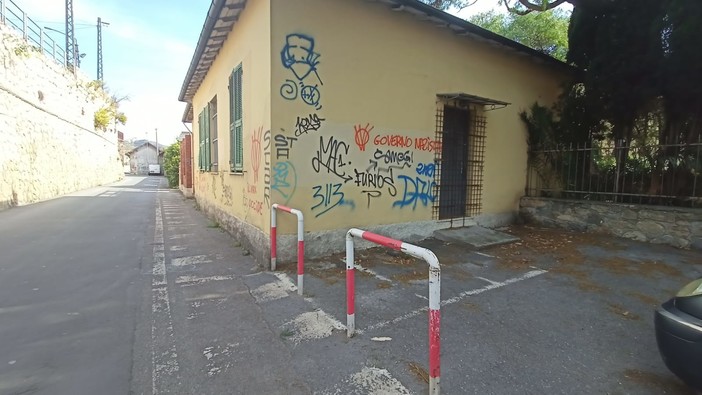 Ventimiglia: troppi intrusi nell'ex ospedale Santo Spirito, il Comune di Pigna fa installare le inferriate Ventimiglia: troppi intrusi nell'ex ospedale Santo Spirito, il Comune di Pigna fa installare le inferriate