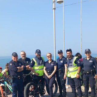 Vallecrosia, corso di educazione stradale con la polizia locale per i bimbi delle quinte elementari (Foto) Vallecrosia, corso di educazione stradale con la polizia locale per i bimbi delle quinte elementari (Foto)