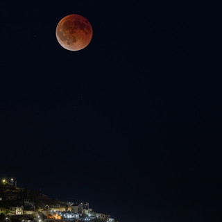 Sanremo, la luna rossa sopra i Tre Ponti: uno scatto di un lettore tra cielo e meraviglia Sanremo, la luna rossa sopra i Tre Ponti: uno scatto di un lettore tra cielo e meraviglia