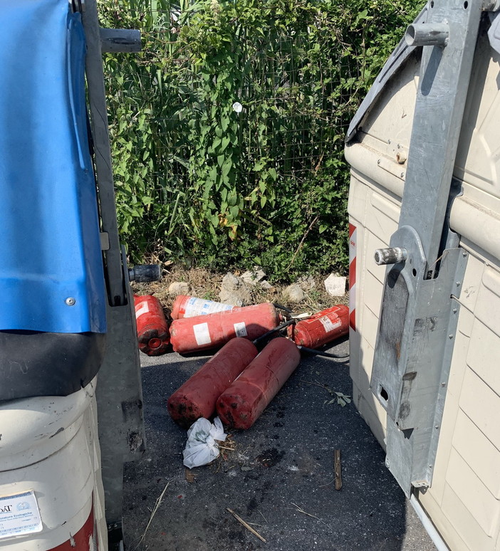 Diano Marina: estintori gettati vicino ai cassonetti, lettore "Da giorni sono lì, servono telecamere" (Foto) Diano Marina: estintori gettati vicino ai cassonetti, lettore "Da giorni sono lì, servono telecamere" (Foto)