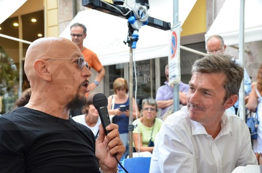 Bordighera: corso Italia da 'tutto esaurito' oggi pomeriggio per la presentazione del libro di Enrico Ruggeri (Foto e Video)