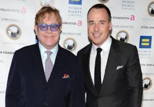 #Festival2016: A Sanremo il regista David Furnish, marito di Elton John? Lo ha annunciato Massimo Giletti a L'Arena