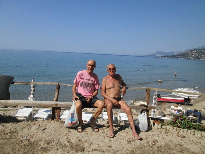 Ventimiglia: la spiaggia delle Calandre dopo il restauro, simile ai Caraibi, la soddisfazione del nostro lettore Eduardo Raneri Ventimiglia: la spiaggia delle Calandre dopo il restauro, simile ai Caraibi, la soddisfazione del nostro lettore Eduardo Raneri