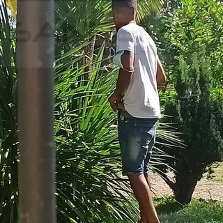 Ventimiglia: fa la pipì ai giardini 'Tommaso Reggio' dove bivacca insieme ad altri, servono più controlli (Foto) Ventimiglia: fa la pipì ai giardini 'Tommaso Reggio' dove bivacca insieme ad altri, servono più controlli (Foto)