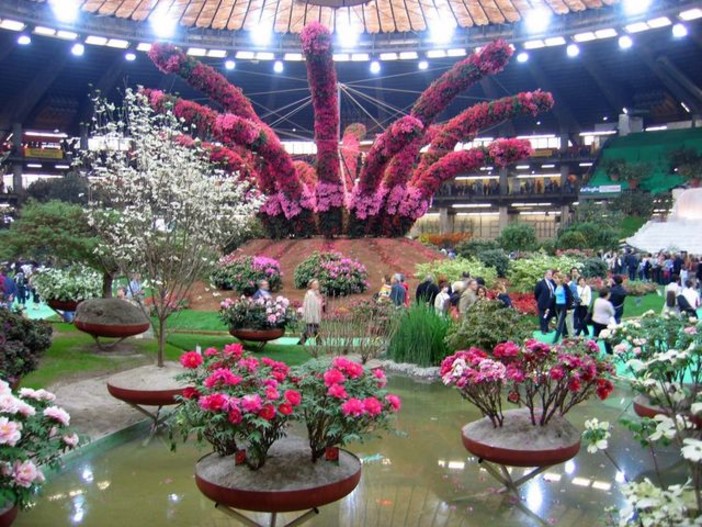 All’Euroflora 2025 un borgo ligure con 20 mila fiori e 700 kg di fronde di Amaie e Mercato dei Fiori