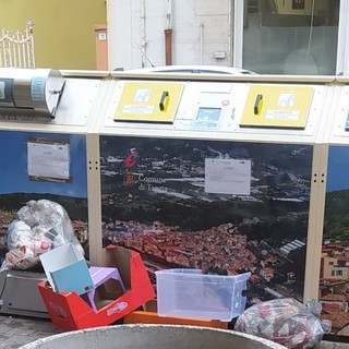 Taggia: abbandono di rifiuti all'ecoisola di via Milano, incivile multato. Conio &quot;Nessuna tolleranza&quot;