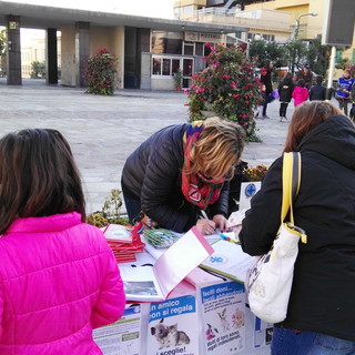 Sanremo: ottima partecipazione dei cittadini alla manifestazione dell'Enpa 'E' Natale anche per noi'