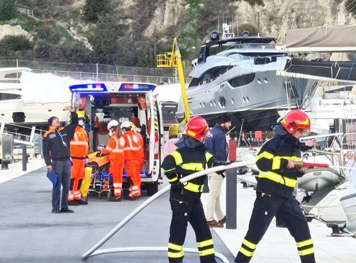 Ventimiglia: esercitazione antincendio questa mattina a 'Cala del Forte', simulato il rogo su uno yacht (Foto)