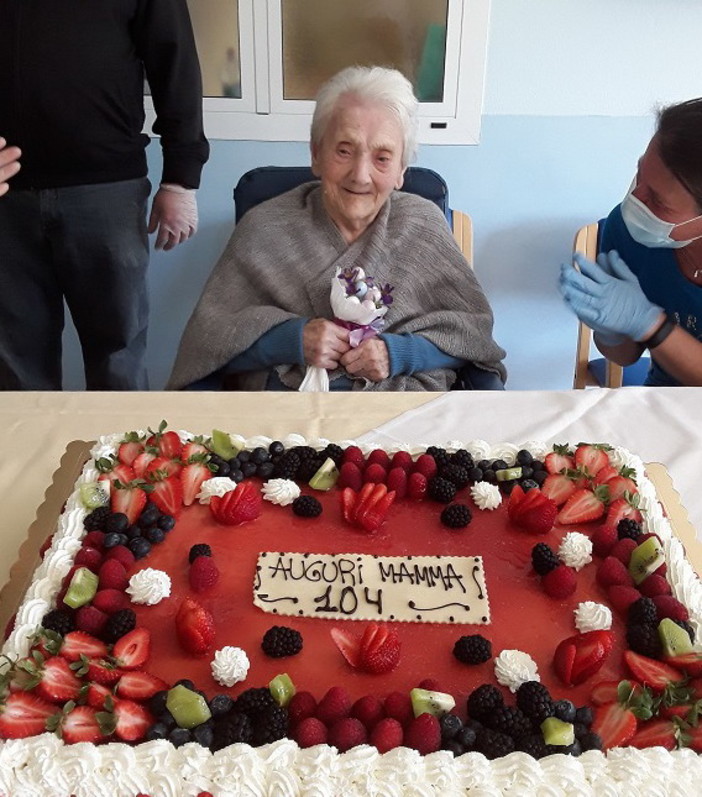 Vallecrosia: festeggiati alla Rsa 'Casa Rachele' i 104 anni di Elena Suffia che ha superato due guerre mondiali