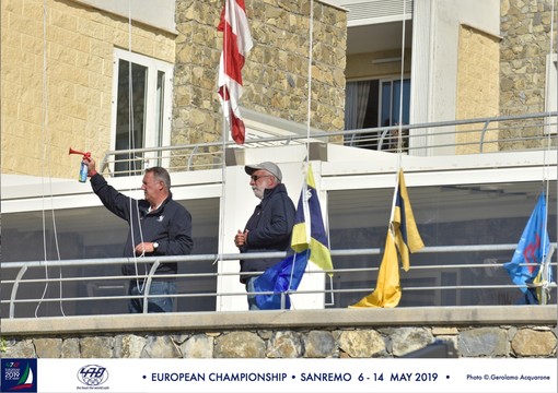 Vela: calma di vento sul mare del ponente ligure, annullate le regate della seconda giornata all'Europeo 470