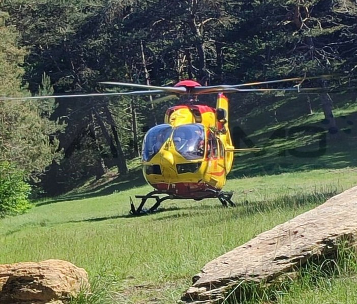 Precipita con la moto in un vallone sulle alture di Isolabona: 25enne soccorso con l’elicottero e portato in ospedale