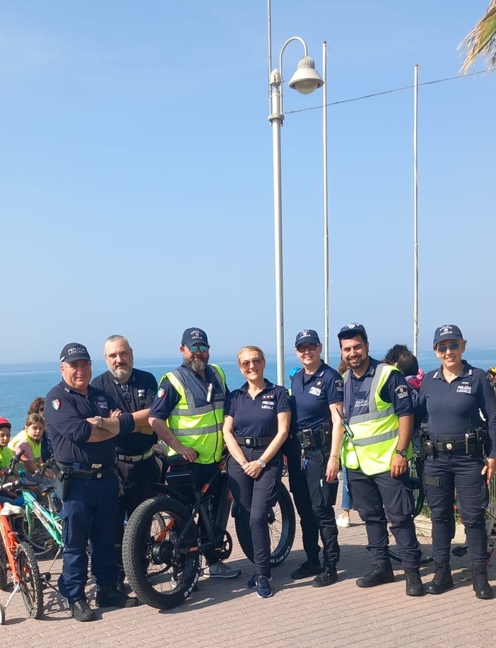 Vallecrosia, corso di educazione stradale con la polizia locale per i bimbi delle quinte elementari (Foto) Vallecrosia, corso di educazione stradale con la polizia locale per i bimbi delle quinte elementari (Foto)