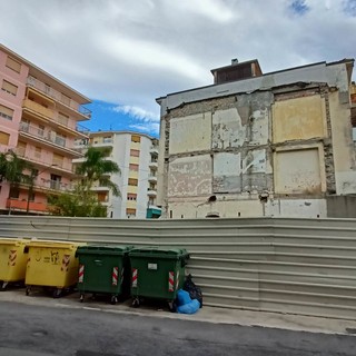 Vallecrosia, Perri: "Degrado nel cantiere dell’ex hotel Impero". Biasi: "Nell'anno nuovo si procederà alla ricostruzione del fabbricato"