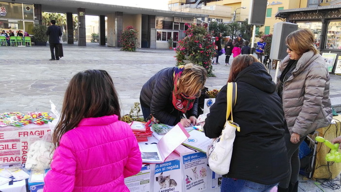 Sanremo: ottima partecipazione dei cittadini alla manifestazione dell'Enpa 'E' Natale anche per noi'