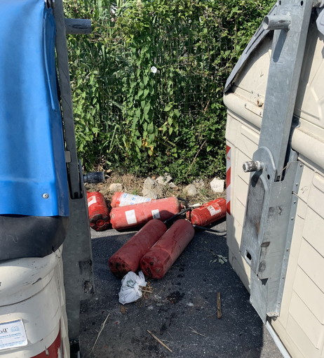 Diano Marina: estintori gettati vicino ai cassonetti, lettore "Da giorni sono lì, servono telecamere" (Foto) Diano Marina: estintori gettati vicino ai cassonetti, lettore "Da giorni sono lì, servono telecamere" (Foto)