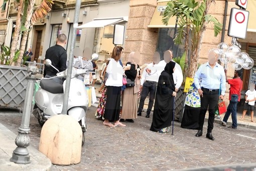 Sanremo: a due settimane dallo shopping al mercato, la famiglia dell'Emiro del Qatar è tornata in città (Foto) Sanremo: a due settimane dallo shopping al mercato, la famiglia dell'Emiro del Qatar è tornata in città (Foto)