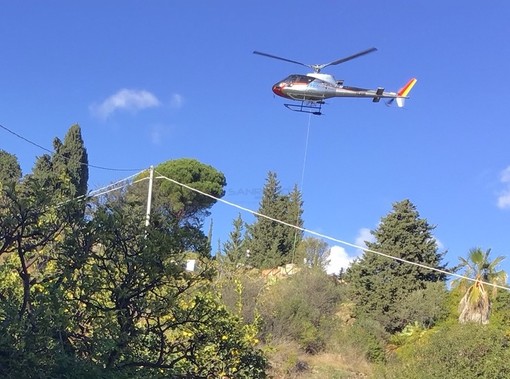 L'elicottero in azione per la costruzione dell'antenna Iliad a Bussana