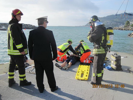 Diano Marina: esercitazione antincendio con Guardia Costiera, Vigili del Fuoco e Croce d'Oro Diano Marina: esercitazione antincendio con Guardia Costiera, Vigili del Fuoco e Croce d'Oro