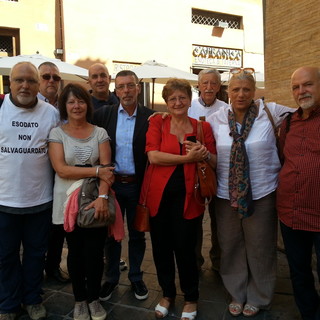 Roma: in piazza Montecitorio una delegazione del gruppo degli esodati della Liguria Roma: in piazza Montecitorio una delegazione del gruppo degli esodati della Liguria