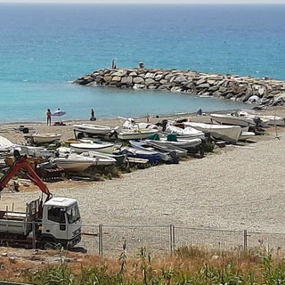Ospedaletti: lavori in spiaggia per aumentare gli spazi per le associazioni marinare (Foto) Ospedaletti: lavori in spiaggia per aumentare gli spazi per le associazioni marinare (Foto)