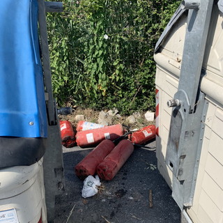 Diano Marina: estintori gettati vicino ai cassonetti, lettore "Da giorni sono lì, servono telecamere" (Foto) Diano Marina: estintori gettati vicino ai cassonetti, lettore "Da giorni sono lì, servono telecamere" (Foto)