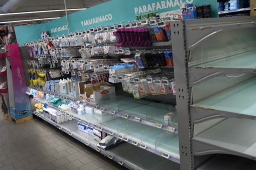 Le immagini degli scaffali di due settimane fa